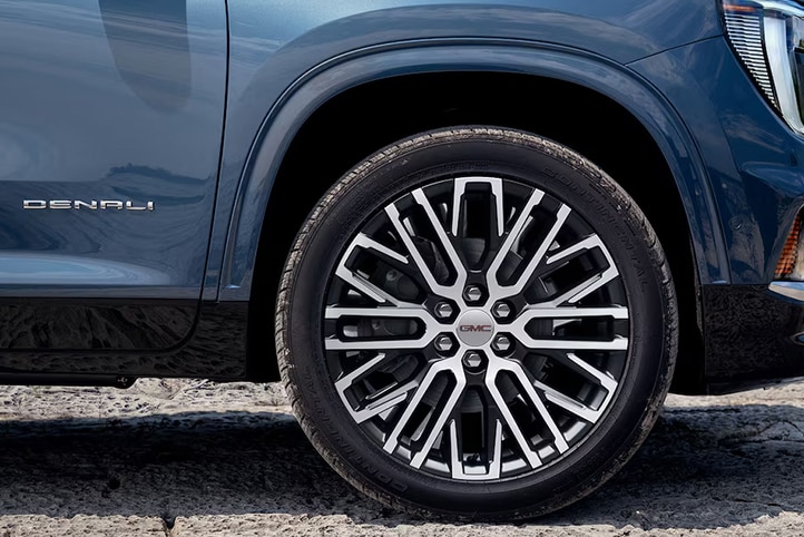 Rines de aluminio de 20 pulgadas en GMC Acadia 2026