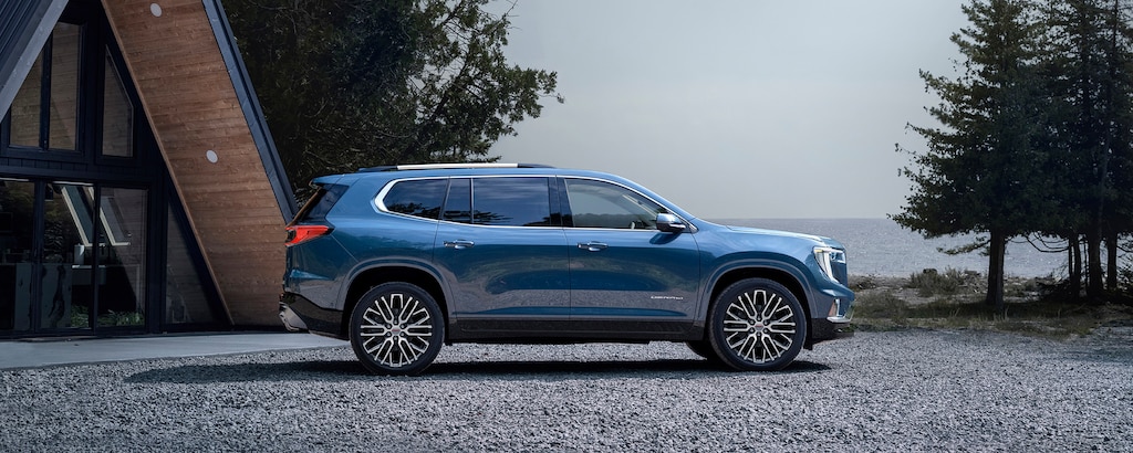 GMC Acadia 2026, camioneta para 7 pasajeros con renovado diseño exterior y pantalla de infoentretenimiento de 15 pulgadas